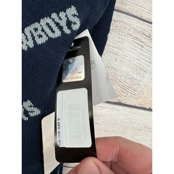 Wear Erin Andrews NFL Team Apparel Dallas Cowboys Scarf 70x7 Blue Gray NEW - Picture 3 of 5